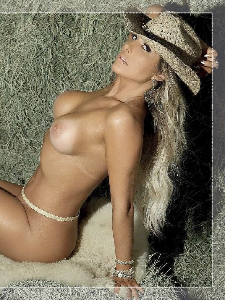 A loira gostosa Aline Rodrigues pelada na sexy de 2017 (24)