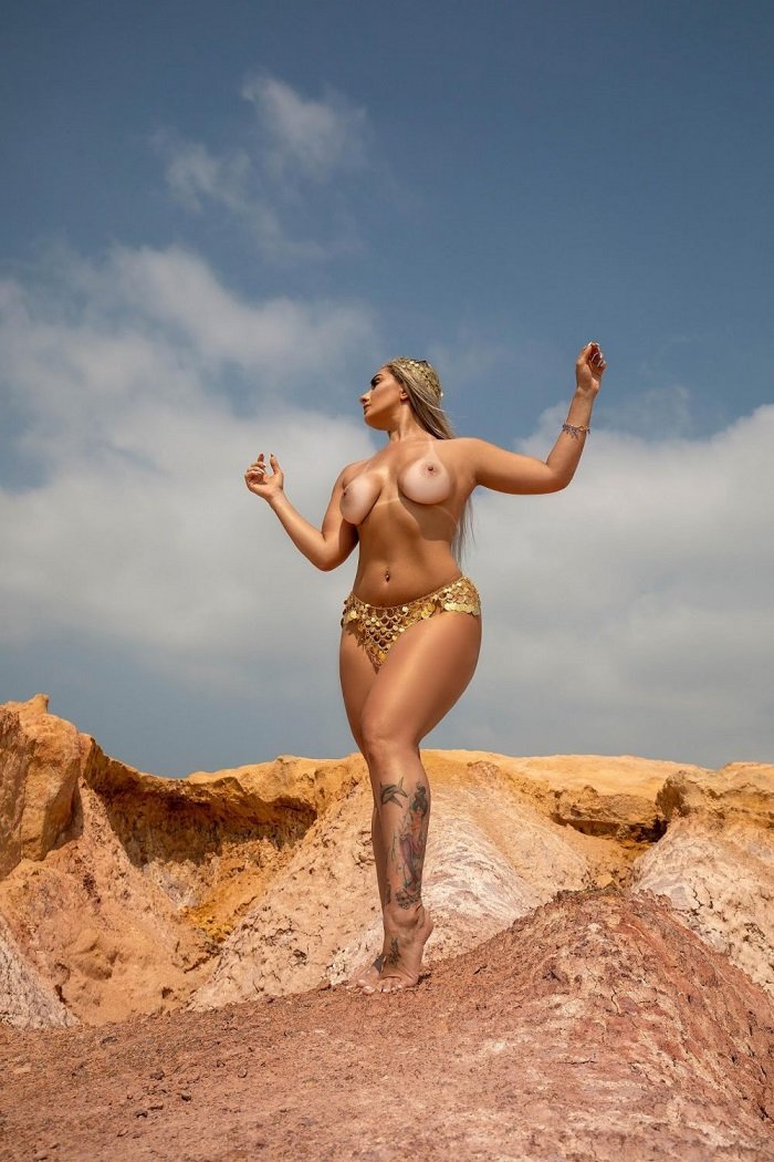 Francielly Bertolucci nua