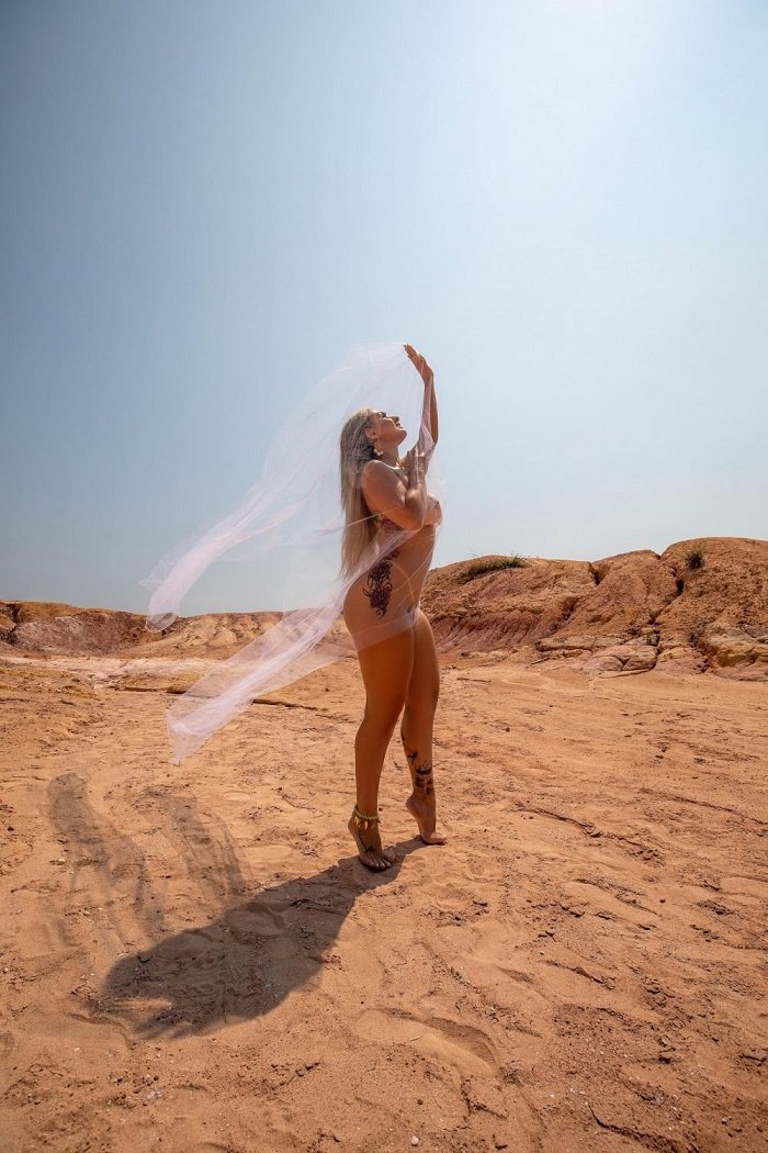 Francielly Bertolucci nua