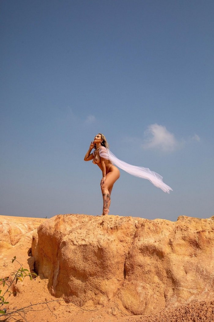 Francielly Bertolucci nua